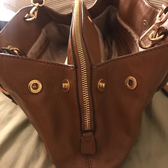 Micheal Kors preloved tan/acorn satchel - Picture 5 of 11